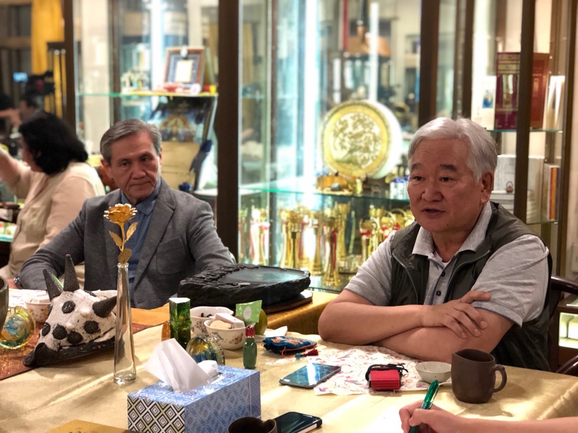 恩赫巴亞爾總統左與詩歌家門督右